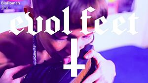 i can make you cum so hard just watching my latina feet in vans sneakers as i lick toes and masturbate close up