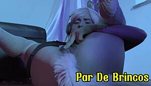 ela adora brincar com a buceta usando plug anal mostrando tudo de lingerie