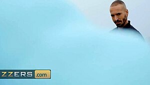 exhibitionist jada sparks spots tourist jordi outdoors and fucks him everywhere