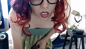 damn, this hot shemale cums hard on webcam!