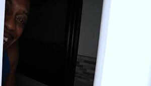 Malá cikánka 18+ tvrdě cucá v tabu pov