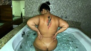 gordinha no motel se exibindo gozando alto com masturbação