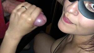 Fui na casa de swing girlfriend shares pussy glory hole sucks big cock cuckold husband jerks