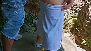 feliz a�o pr�m0s cachond0s follando detr�s de una casa abandonada anal creampie close up