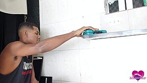 esguichou squirts hard giving her huge ass to the builder anally 😩🍑💦 