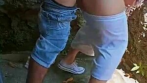 feliz a�o pr�m0s cachond0s follando detr�s de una casa abandonada anal creampie close up