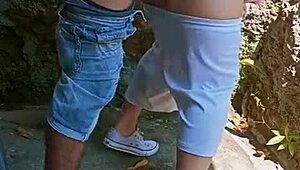 feliz a�o pr�m0s cachond0s follando detr�s de una casa abandonada anal creampie close up
