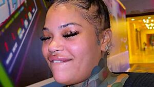 Thick Chicago redbone hunts bigger dick than baby daddy's in Vegas