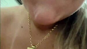 whoa peituda esposa gives her huge ass gostoso in caseiro cuckold bedroom fun!