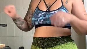 Casada cozinhando na cam mas só quer mostrar buceta inchada pros fãs, olha essa exhibitionist safada! 📹🍑😈
