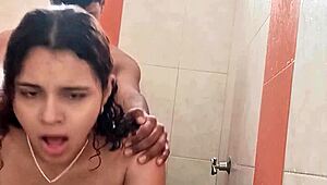 la interrumpo en la baña y le meto verga dura