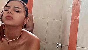 la interrumpo en la baña y le meto verga dura