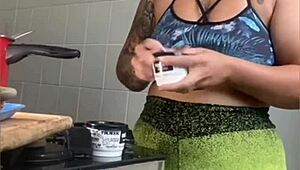 Casada cozinhando na cam mas só quer mostrar buceta inchada pros fãs, olha essa exhibitionist safada! 📹🍑😈