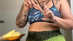 Casada cozinhando na cam mas só quer mostrar buceta inchada pros fãs, olha essa exhibitionist safada! 📹🍑😈