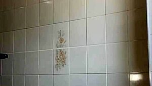 Casada cozinhando na cam mas só quer mostrar buceta inchada pros fãs, olha essa exhibitionist safada! 📹🍑😈