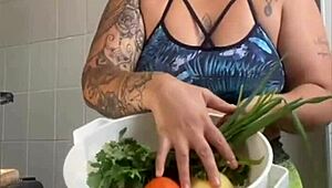 Casada cozinhando na cam mas só quer mostrar buceta inchada pros fãs, olha essa exhibitionist safada! 📹🍑😈