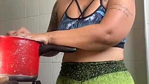 Casada cozinhando na cam mas só quer mostrar buceta inchada pros fãs, olha essa exhibitionist safada! 📹🍑😈