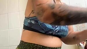Casada cozinhando na cam mas só quer mostrar buceta inchada pros fãs, olha essa exhibitionist safada! 📹🍑😈