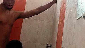 la interrumpo en la baña y le meto verga dura