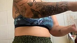 Casada cozinhando na cam mas só quer mostrar buceta inchada pros fãs, olha essa exhibitionist safada! 📹🍑😈