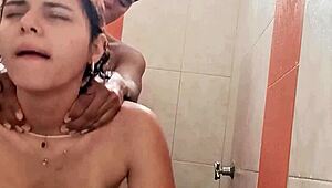 la interrumpo en la baña y le meto verga dura