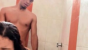 la interrumpo en la baña y le meto verga dura