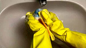 Hot Housewife Cleans Dildo After Deep Pussy Play