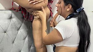 Le ordeño sus enormes tetas y nos corremos juntas