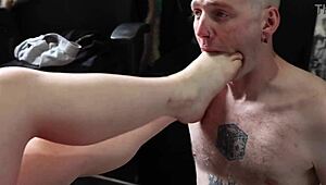 Petite Ellie Shouler Foot-Dominates Hunter Bradley with Tiny Barefoot Toes