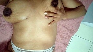 Madrastra Consentida FROTA su CLÍTORIS mojado por excitación íntima