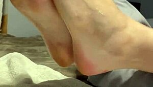 oiled milf soles scrunch teasingly as toes spread wide for fetish gaze