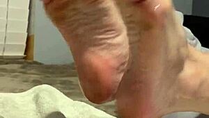 oiled milf soles scrunch teasingly as toes spread wide for fetish gaze