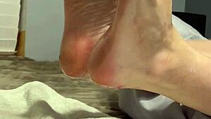 oiled milf soles scrunch teasingly as toes spread wide for fetish gaze
