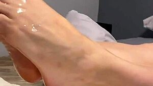 oiled milf soles scrunch teasingly as toes spread wide for fetish gaze