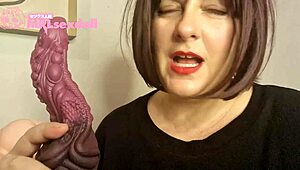 Тя разопакова mrlsexdoll futa Lucy и се наслаждава на мокър оргазъм с тая италианска милф кукла