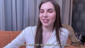 Fan wkrada się na szybki hotelowy numerek z tą porno-laską