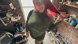 žena z veliko rito plača mehanikov dolg s pičko in titty fuckom