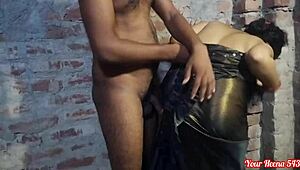 desi bhabhi poses sexy in black saree style