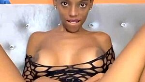 rica morena de coño cremoso y dulces tetas plays with dildo 😍