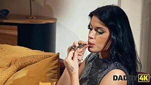 Slutty kjæreste tar stefars gamle kuk hardt i barbert fitte