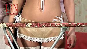 Maid Regina Noir reißt Uniform auf und lässt sich unterwürfig ficken