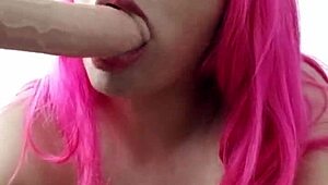 Under her skirt no panties... wanna peek this milf's shaved pussy fetish close?