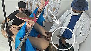 inseminada pelo medico dotado por tras do corno