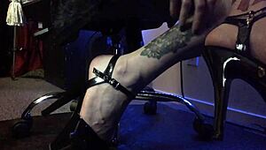 fetish underdesk foot voyeur watching highheels and pretty feet