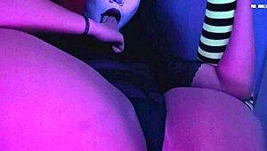 gotica masturbandose con un control que mas puedes pedir