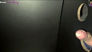 mais um dia eu sendo puta de corno no gloryhole completo no red3
