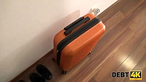 Debt4k Tânăra șomeră gata să futa pentru haine noi