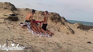 perdidos pela praia ficamos pelados e fizemos um ménage