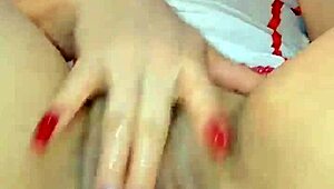 Hermosa rubia tetona fumando mientras se masturba su gran culo