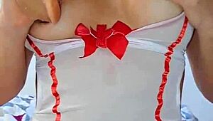 Hermosa rubia tetona fumando mientras se masturba su gran culo